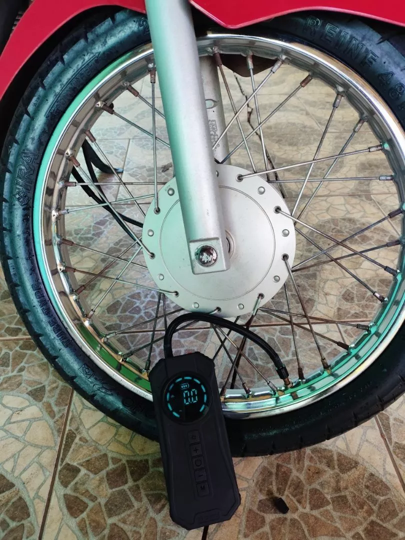 Cliente inflando llanta de moto con NexusDrive